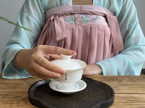 泡茶手法视频,一招一式，尽享茶香四溢之美